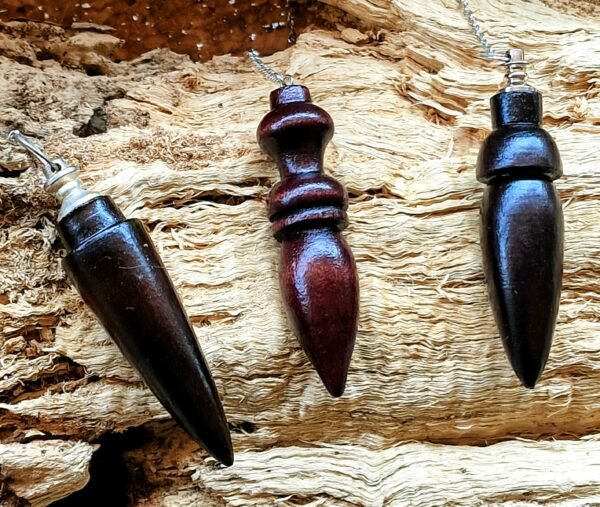 Pendule en bois égyptien