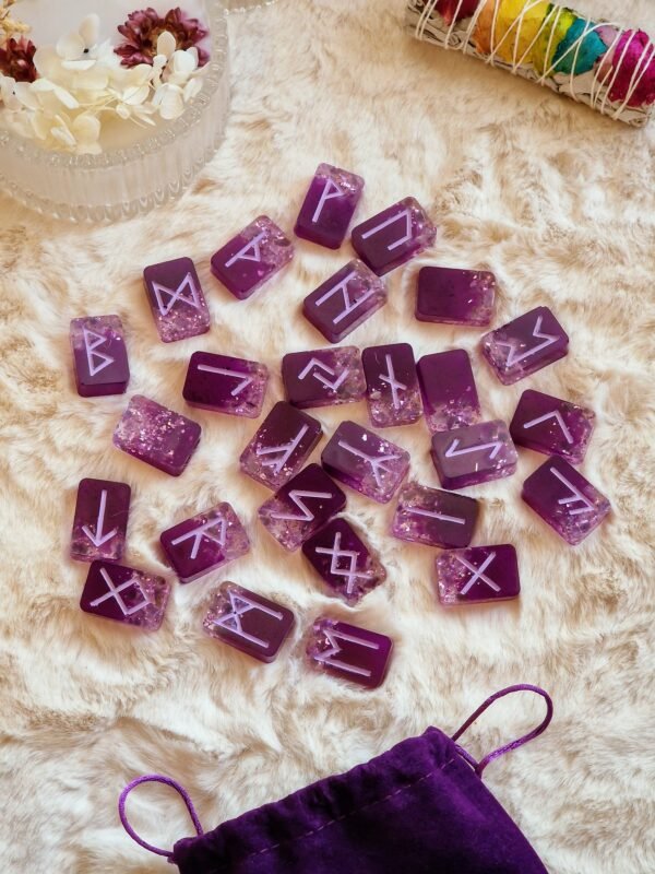 Runes divinatoires fait main en époxy, pierres d'améthyste