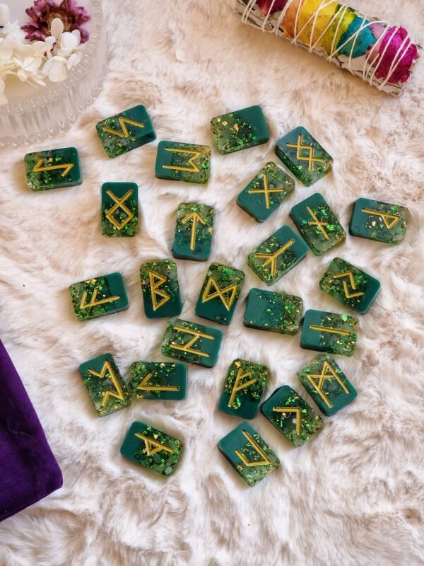 Runes divinatoire fait main en époxy, pierres aventurine verte