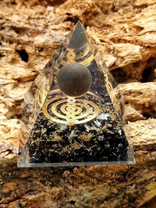 Pyramide en orgonite et minéraux - Image 10