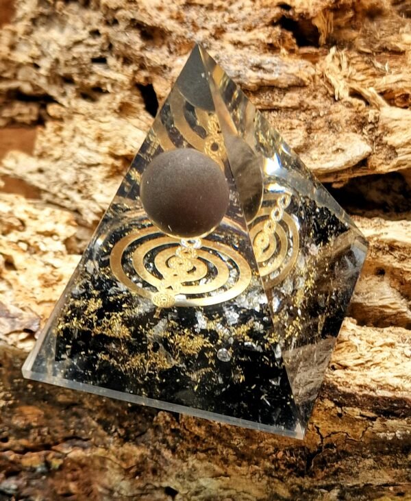 Pyramide en orgonite et minéraux - Image 11