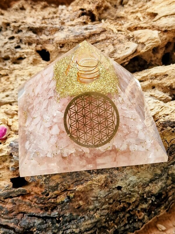 Pyramide en orgonite et minéraux - Image 4