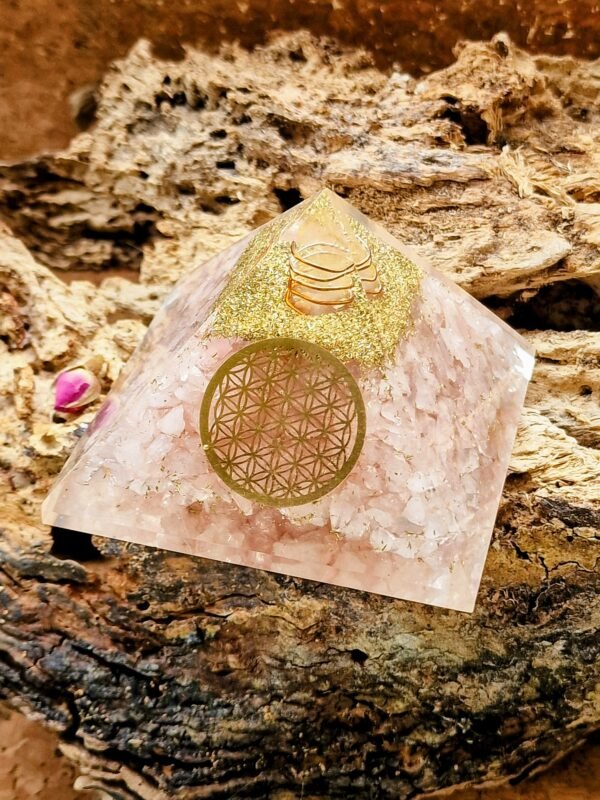 Pyramide en orgonite et minéraux - Image 5