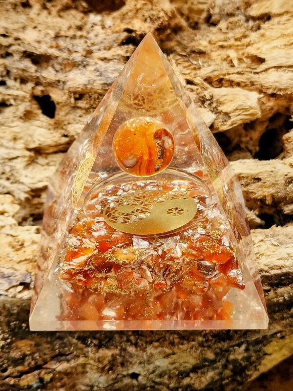 Pyramide en orgonite et minéraux - Image 2