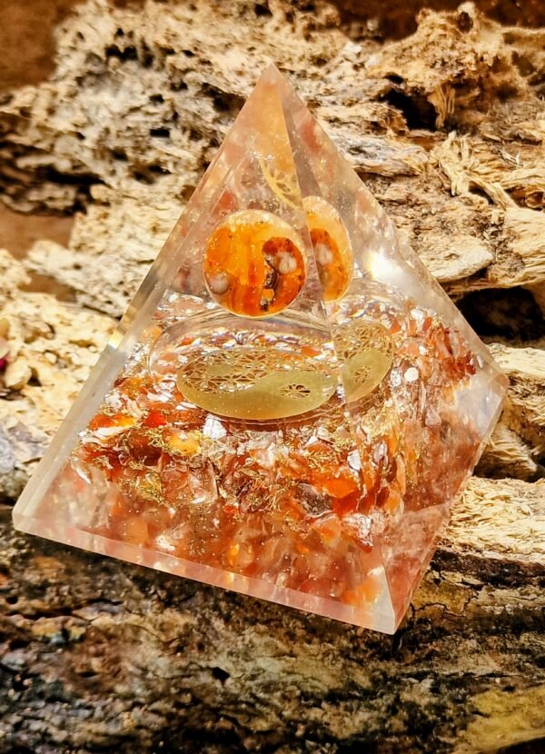 Pyramide en orgonite et minéraux - Image 3