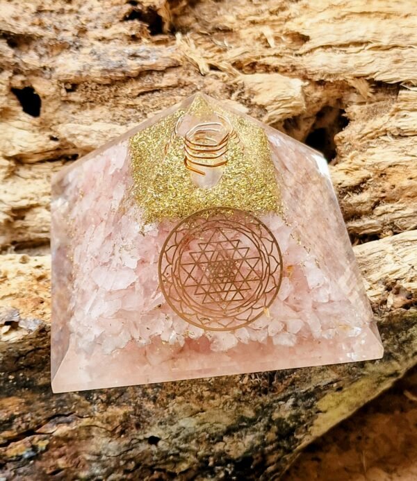 Pyramide en orgonite et minéraux - Image 6