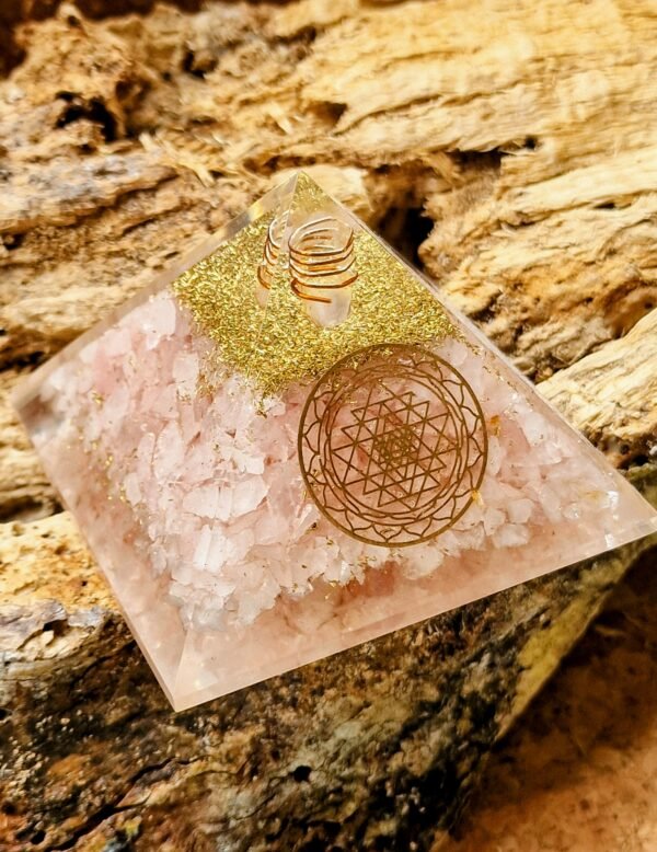 Pyramide en orgonite et minéraux - Image 7