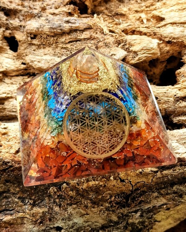 Pyramide en orgonite et minéraux - Image 8