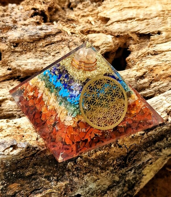 Pyramide en orgonite et minéraux - Image 9