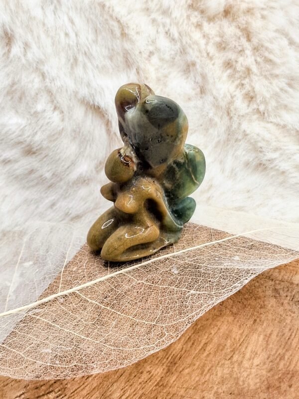 Fée en pierre naturelle sculptée et polie - Image 3