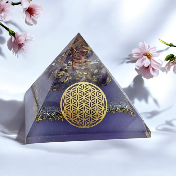 Pyramide en orgonite Fleur de vie et améthyste