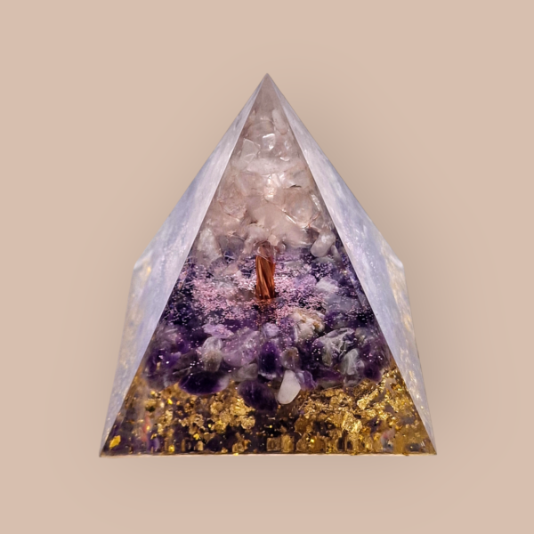 Pyramide en orgonite arbre et cristaux - Image 5