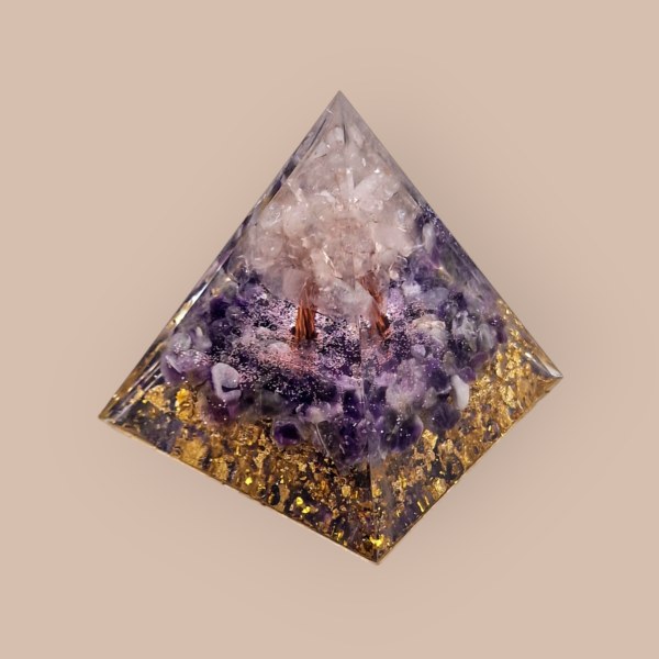 Pyramide en orgonite arbre et cristaux - Image 6