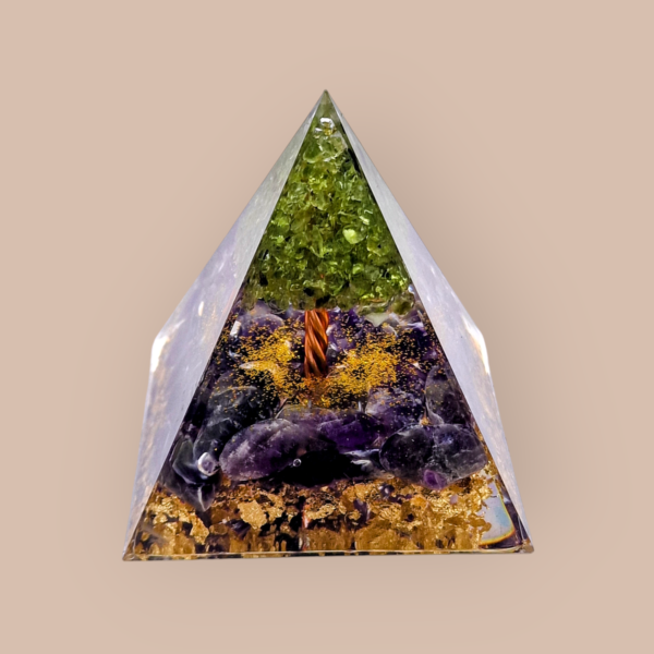 Pyramide en orgonite arbre et cristaux - Image 3