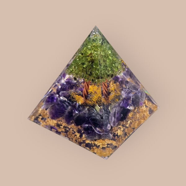 Pyramide en orgonite arbre et cristaux - Image 4