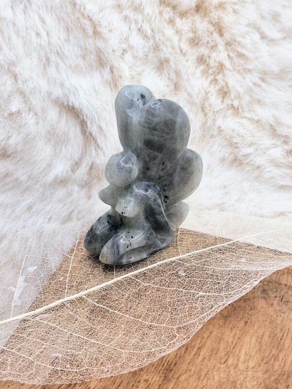 Fée en pierre naturelle sculptée et polie - Image 6