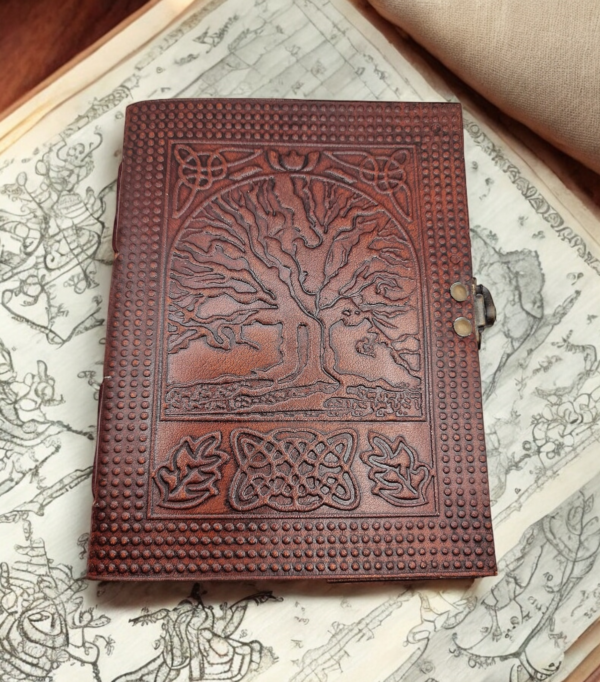 Carnet Grimoire en cuir véritable Arbre de vie crochet