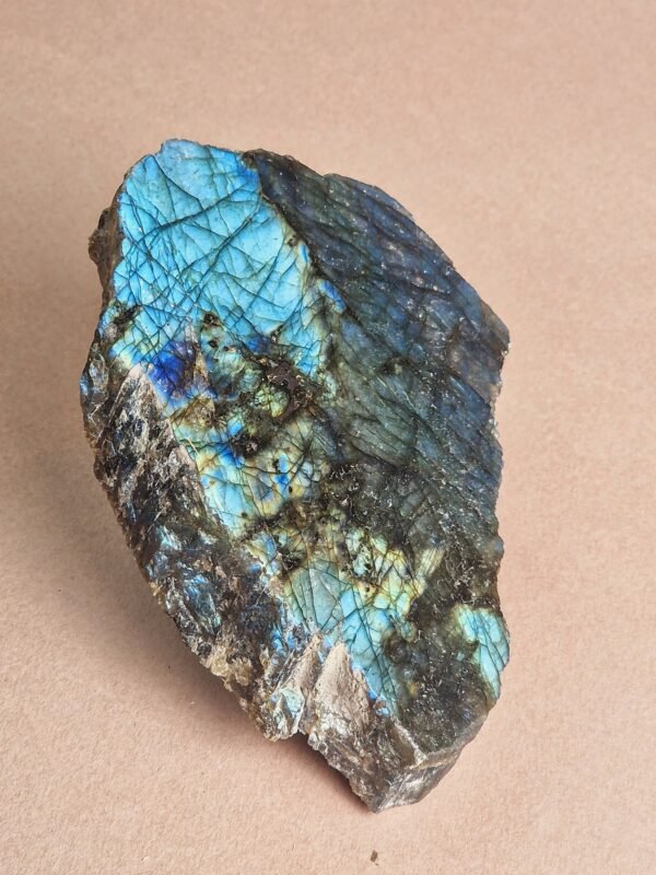 Labradorite semi-brute naturelle, Origine : Madagascar - Image 3