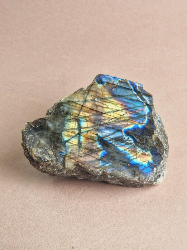 Labradorite semi-brute naturelle, Origine : Madagascar