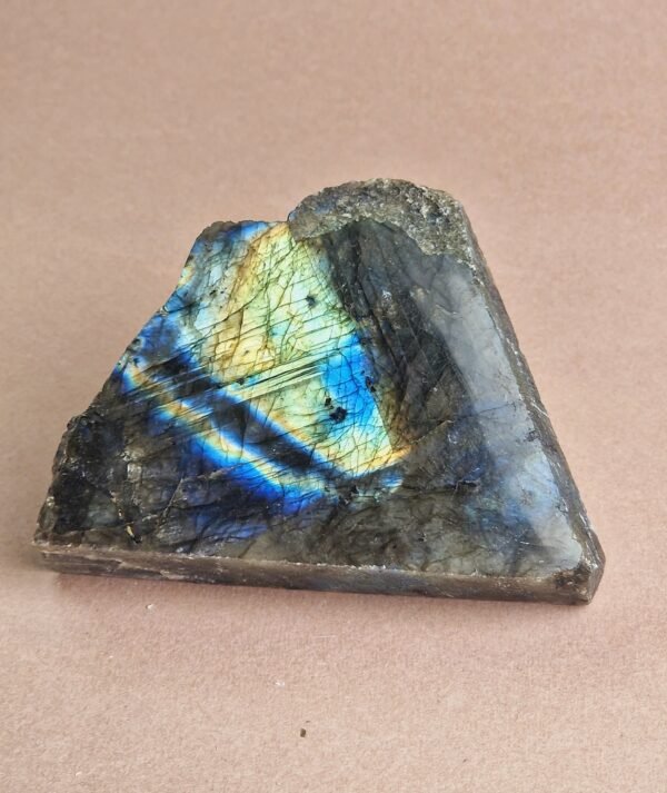 Labradorite semi-brute naturelle, Origine : Madagascar - Image 2