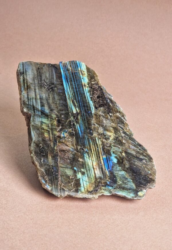 Labradorite semi-brute naturelle, Origine : Madagascar - Image 6