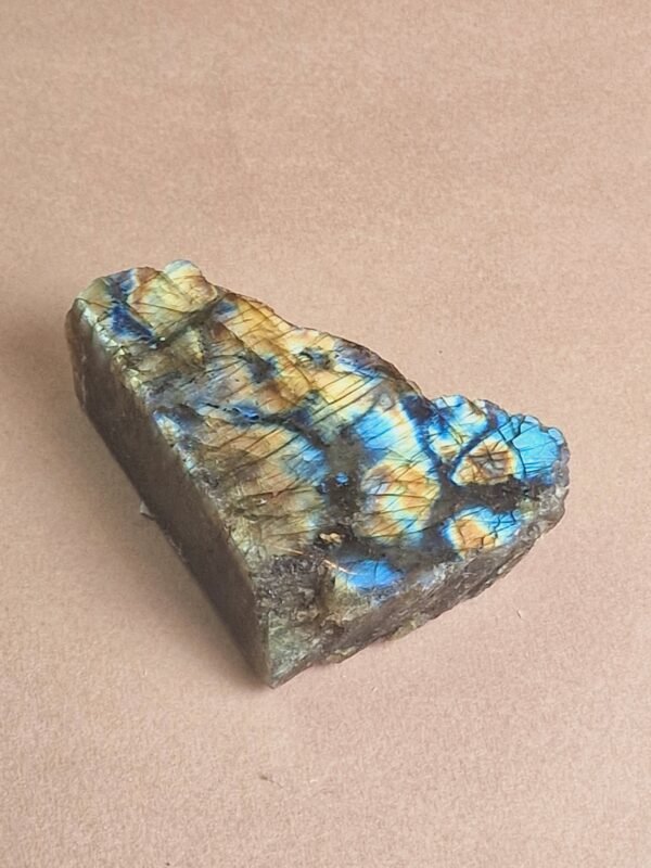 Labradorite semi-brute naturelle, Origine : Madagascar - Image 7