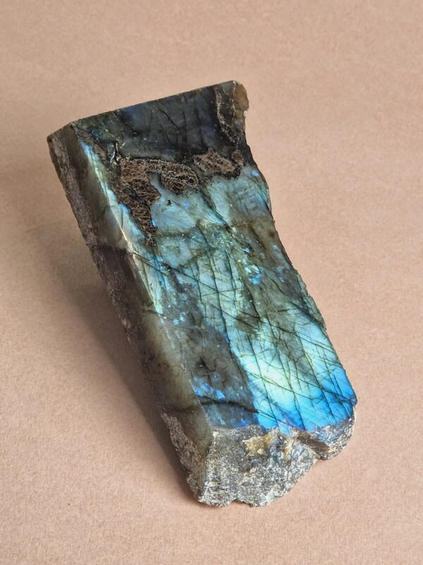Labradorite semi-brute naturelle, Origine : Madagascar - Image 9